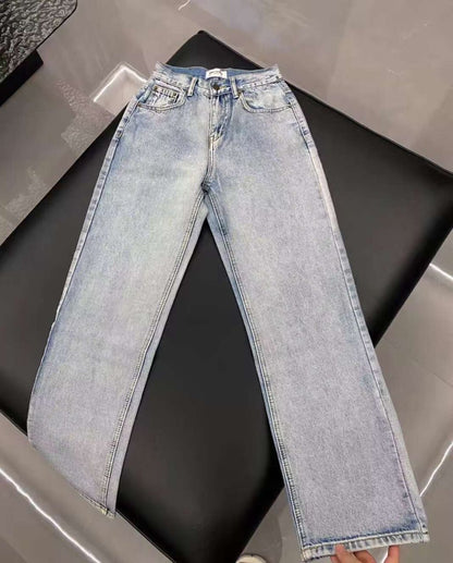 HIGH-WAISTED JEANS WITH A VINTAGE WASH