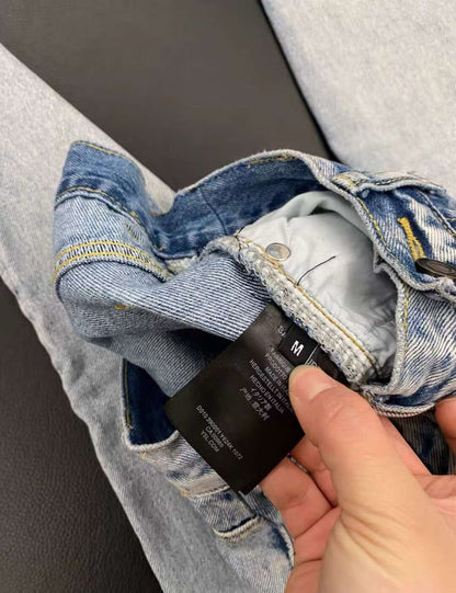 HIGH-WAISTED JEANS WITH A VINTAGE WASH