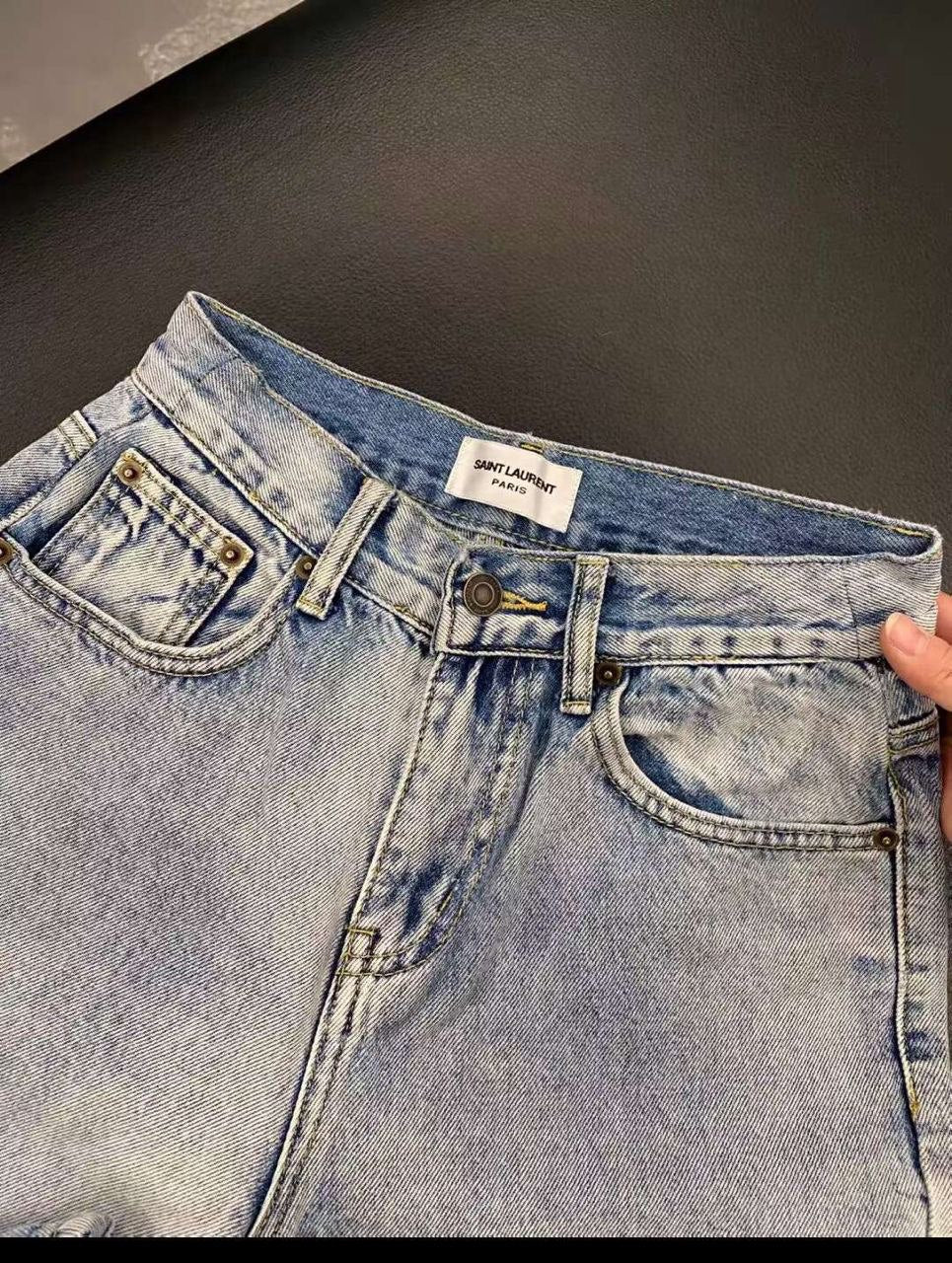 HIGH-WAISTED JEANS WITH A VINTAGE WASH