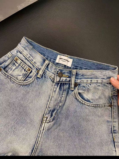HIGH-WAISTED JEANS WITH A VINTAGE WASH