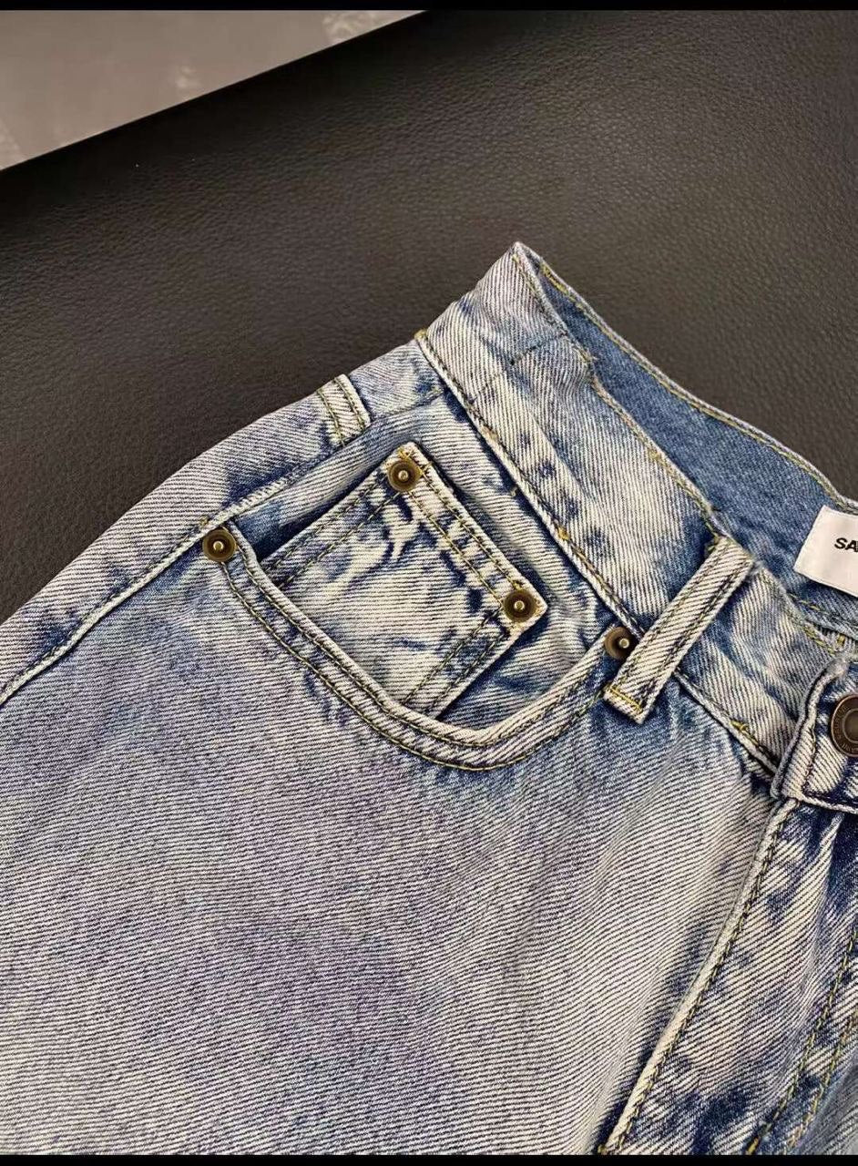 HIGH-WAISTED JEANS WITH A VINTAGE WASH